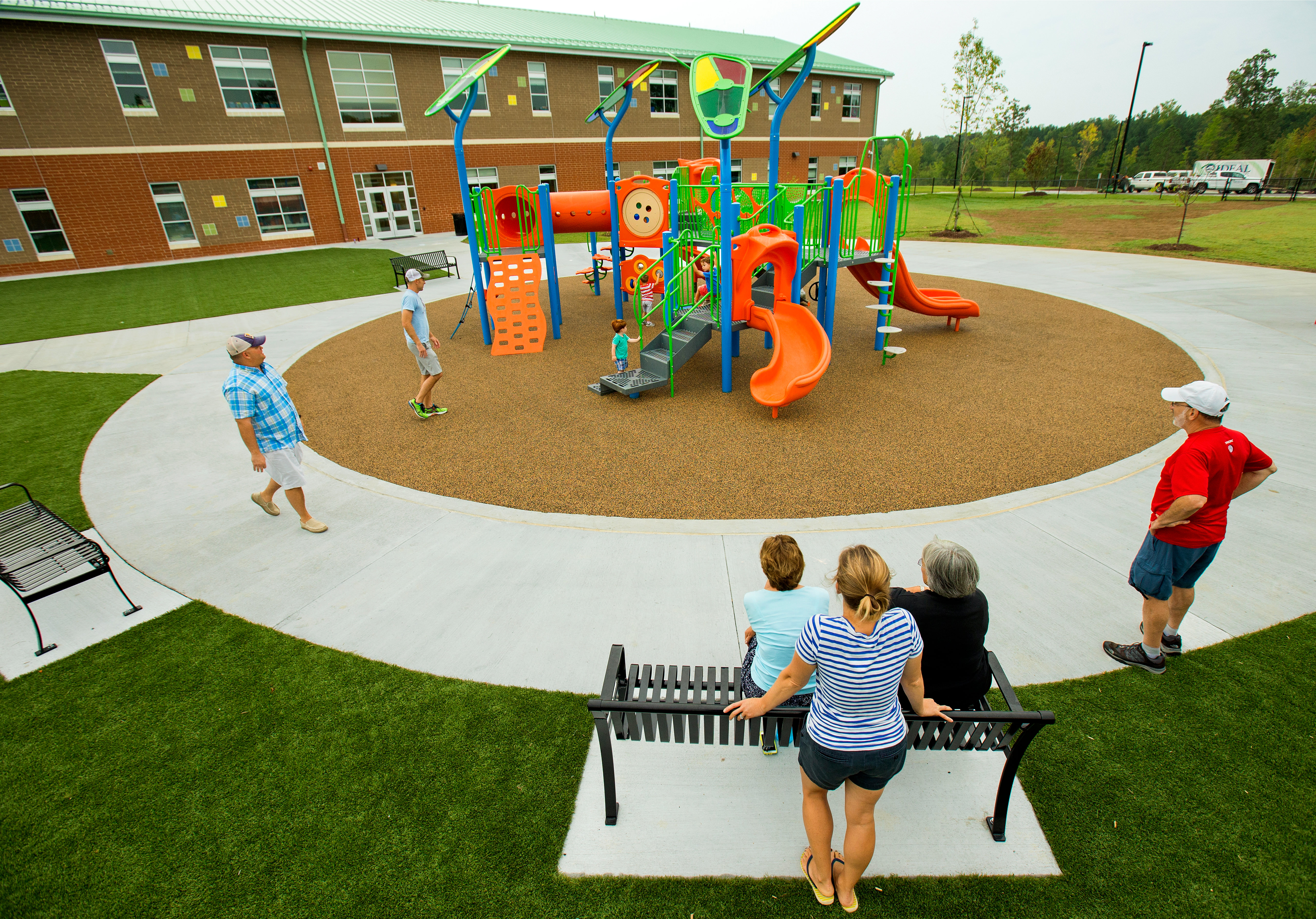 Playground вышло обновление. Детская площадка в школе. Дети на площадке. Детские площадки в школе. Площадка для игр детей школьного возраста.